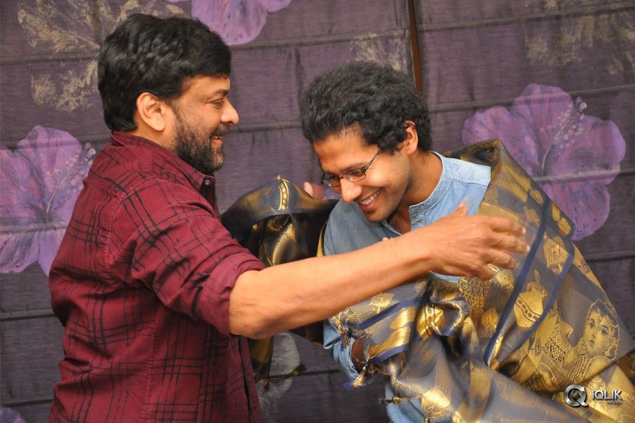 Chiranjeevi-Felicitates-Tholi-Prema-Movie-Team-at-His-Home